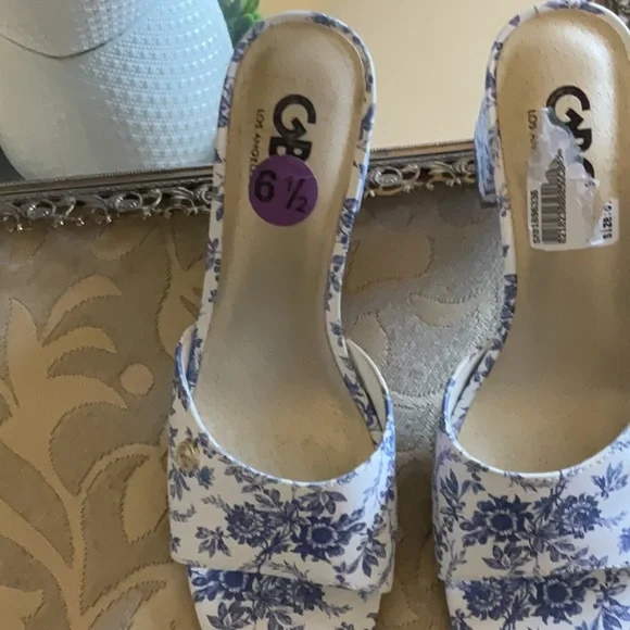 GUESS Women's Gallai Heeled Sandal NWOT - Picture 6 of 12